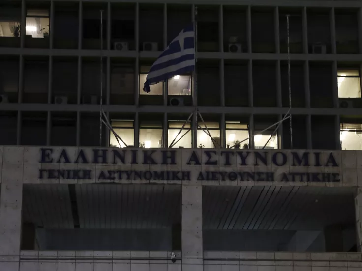 ΓΑΔΑ: Ο 48χρονος που απειλούσε με χειροβομβίδες είπε ότι της «βρήκε μέσα σε τάπερ σε άλσος στην Ακρόπολη»