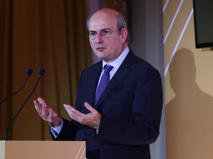 «Κάθε κατεργάρης θα καθίσει στον πάγκο του», σημείωσε χαρακτηριστικά, επισημαίνοντας ότι η κυβέρνηση έχει πλήρη εικόνα των τιμών και θα δημιουργήσει «τείχος προστασίας» για τον καταναλωτή