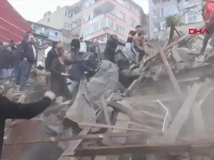 Κωνσταντινούπολη: Κατέρρευσαν δύο κτίρια - Απεγκλωβίστηκαν τρία άτομα