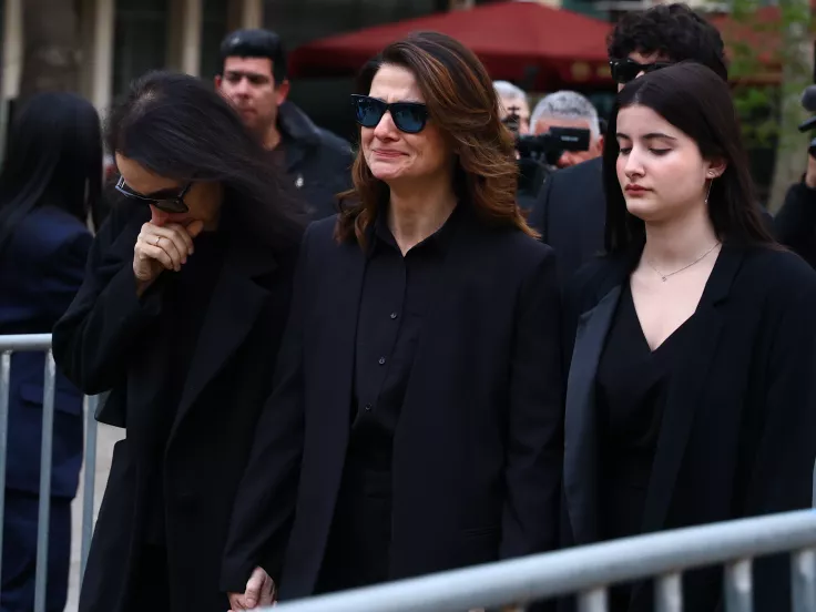 Το ύστατο χαίρε στη Μαρινέλλα: Πλήθος κόσμου στη Μητρόπολη (εικόνες)