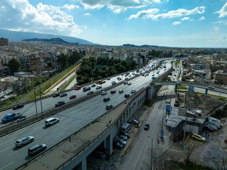 Αττική: Στο «κόκκινο» η κίνηση – Καραμπόλα στην Αθηνών–Κορίνθου