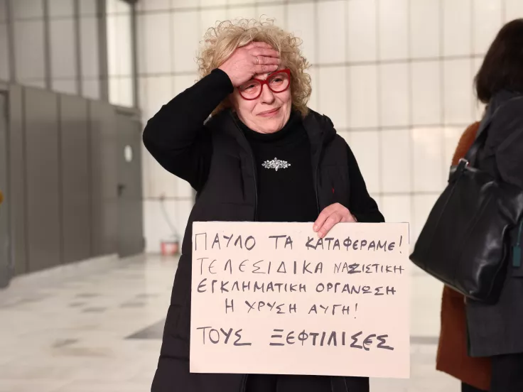 «Παύλο νικήσαμε. Τους τσάκισες παιδί μου»: Με δάκρυα στα μάτια η Μάγδα Φύσσα μετά την τελεσίδικη καταδίκη της Χρυσής Αυγής
