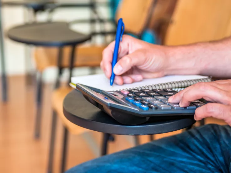 Mισθολόγιο: Τι αύξηση θα έπρεπε να πάρουν οι εκπαιδευτικοί τον Απρίλη;