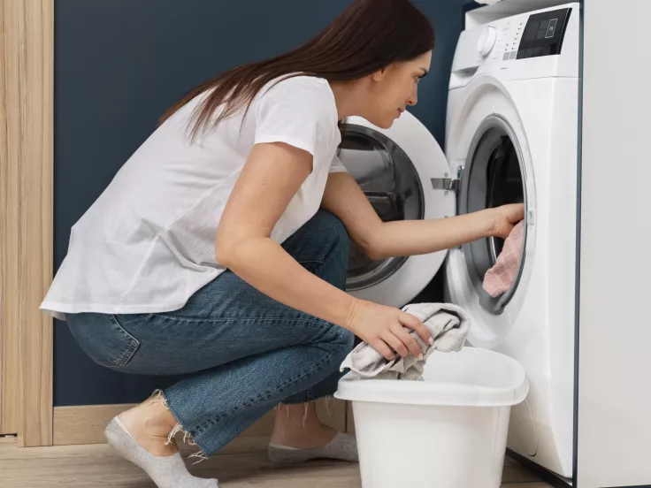Τα πιο συχνά λάθη στο πλύσιμο που καταστρέφουν τα ρούχα σας
