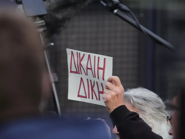 Δίκη για τα Τέμπη: Οργή συγγενών κατά Πατέρα - «Θα σας φάμε ζωντανούς»