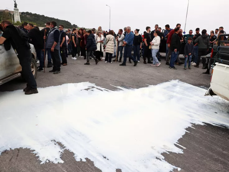 Μυτιλήνη: Απέκλεισαν το λιμάνι οι αγροκτηνοτρόφοι - Ζητούν άμεσες λύσεις για τον αφθώδη πυρετό