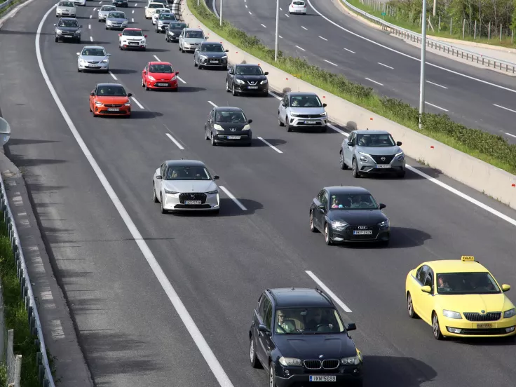 Πόση απόσταση πρέπει να κρατάς από το προπορευόμενο όχημα - Πότε «γράφει» η Τροχαία