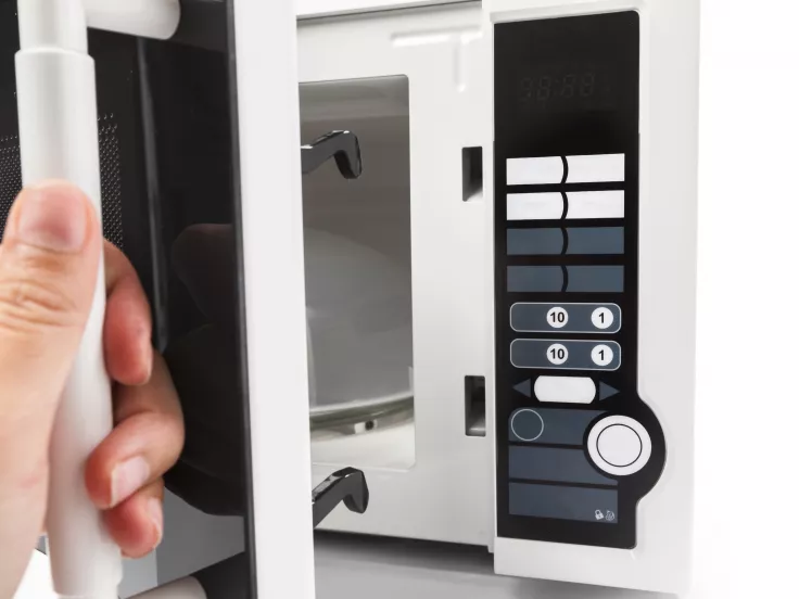 Φούρνος μικροκυμάτων: Τι πρέπει να προσέχετε για ασφαλές ζέσταμα τροφίμων