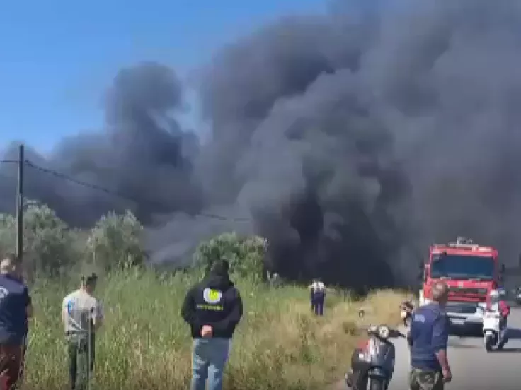 Καλαμάτα: Μεγάλη φωτιά σε επιχείρηση πλαστικών - Πυκνοί καπνοί στην πόλη
