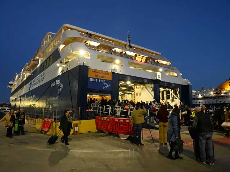 Κορυφώνεται η πασχαλινή έξοδος - 32.000 επιβάτες φεύγουν από τα λιμάνια της Αττικής