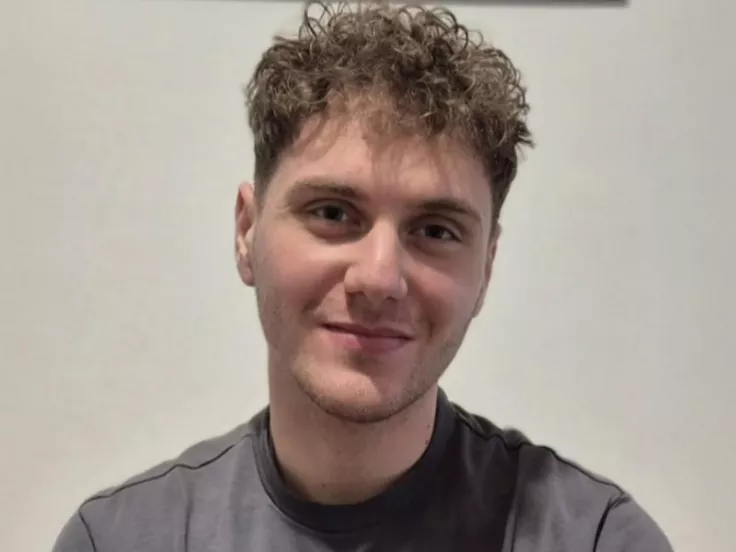 Υποτροφία σε μαθητή που για έξι χρόνια πήγαινε με καΐκι σχολείο