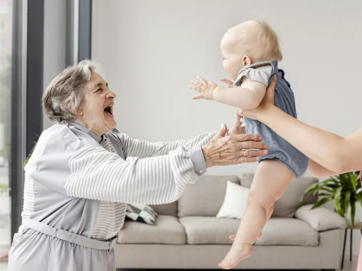 «Νταντάδες της Γειτονιάς»: Άνοιξε η πλατφόρμα - Voucher έως 500€