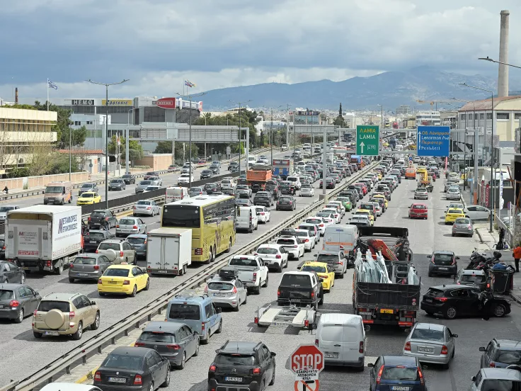 Πασχαλινή έξοδος: «Βουλιάζουν» δρόμοι και λιμάνια στην Αττική
