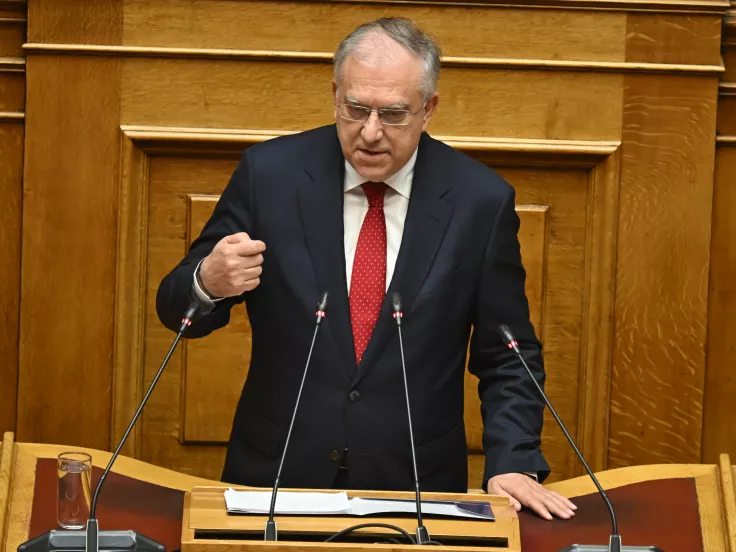 Θεοδωρικάκος: «Kόφτης» στις χρεώσεις τραπεζών και τέλος στα «ψιλά γράμματα»