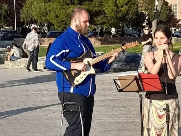 Νέα Παραλία Θεσσαλονίκης: Έκοψαν πρόστιμο 300 ευρώ σε μουσικούς του δρόμου