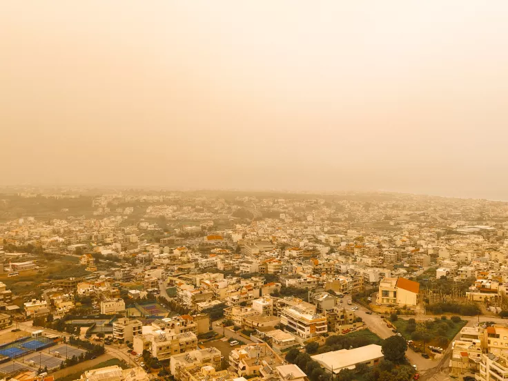 Νέο κύμα αφρικανικής σκόνης στη χώρα, με ζέστη και λασποβροχές