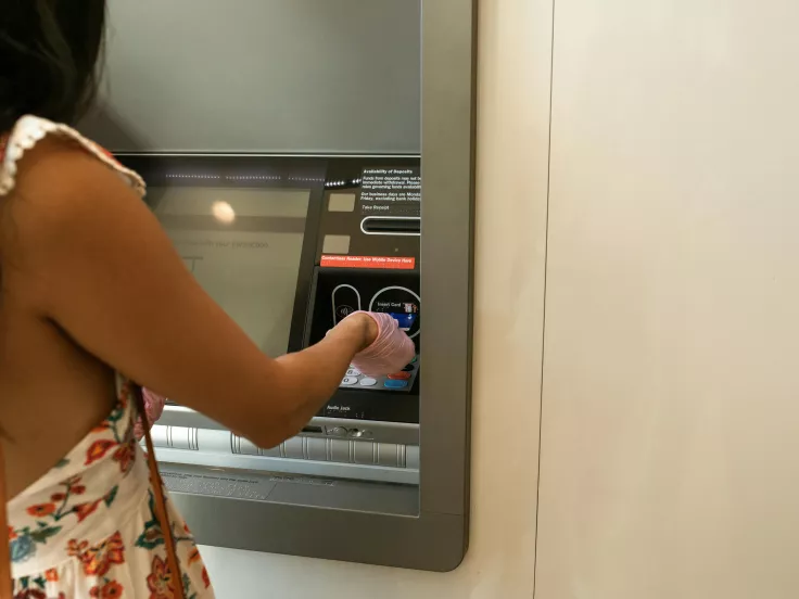ΟΠΕΚΑ: Δίνει επίδομα έως 1.000 ευρώ σε γονείς - Δείτε εάν τα δικαιούστε