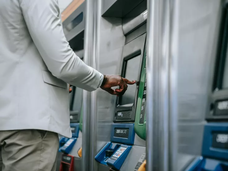 ΟΠΕΚΑ: Μηνιαίο επίδομα έως 750 ευρώ σε γονείς - Δείτε εάν το δικαιούστε