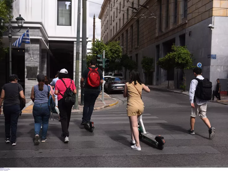 Ηλεκτρικά πατίνια: Απαγόρευση για ανηλίκους και πρόστιμα - Τι εξετάζεται