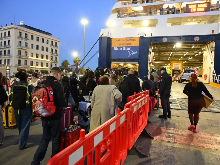 Τριήμερο Αγίου Πνεύματος: «Βουλιάζει» από εκδρομείς ο Πειραιάς
