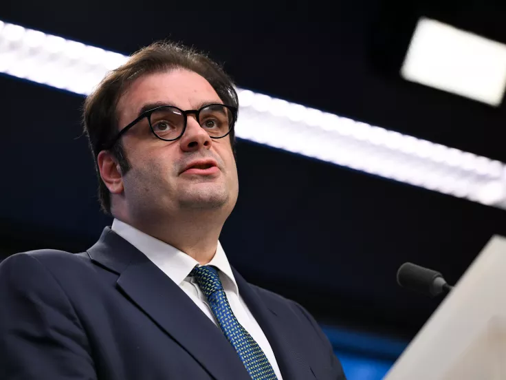 Επίδομα 300 ευρώ και για χήρες από 60 ετών – Διευρύνεται το μέτρο 