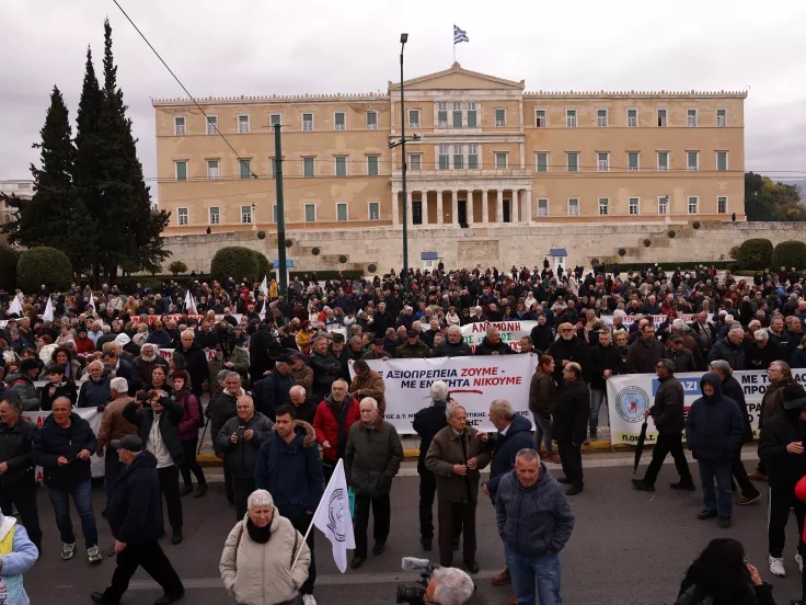 Συνταξιούχοι: «Επικοινωνιακή κοροϊδία τα 300 ευρώ» - Συγκέντρωση αύριο