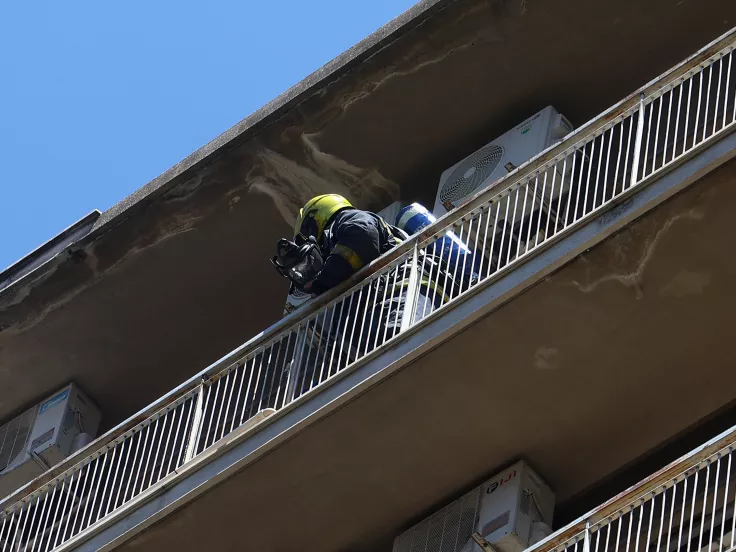 Φωτιά σε ξενοδοχείο στην Ομόνοια: Από ηλεκτρικό πατίνι πιθανόν προκλήθηκε η φωτιά