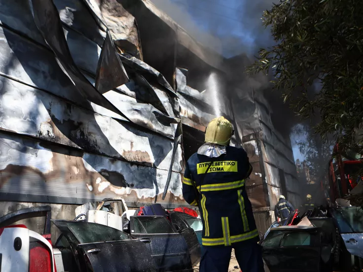 Φωτιά σε κατάστημα ανταλλακτικών αυτοκινήτων στο Μενίδι