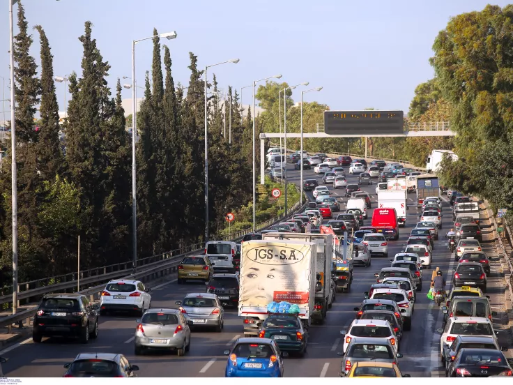 Κίνηση στην Αττική: Καθυστερήσεις άνω των 30' στην Αττική Οδό