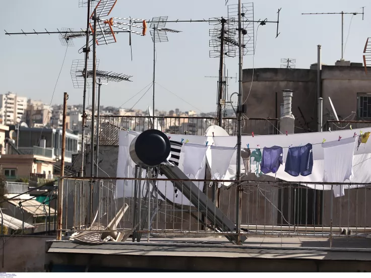 Γιατί μπορεί να πληρώσεις έως και 500 ευρώ πρόστιμο επειδή άπλωσες ρούχα