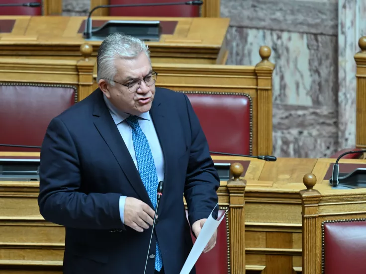 Παπαϊωάννου: Κουκουλοφόροι πέταξαν τρικάκια και φυλλάδια έξω από το σπίτι του υφυπουργού Παιδείας