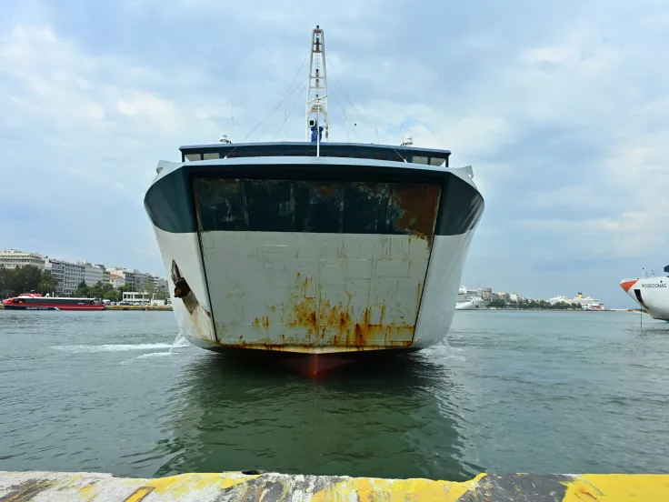 Αυτοκίνητο έπεσε στην θάλασσα στο λιμάνι του Πειραιά