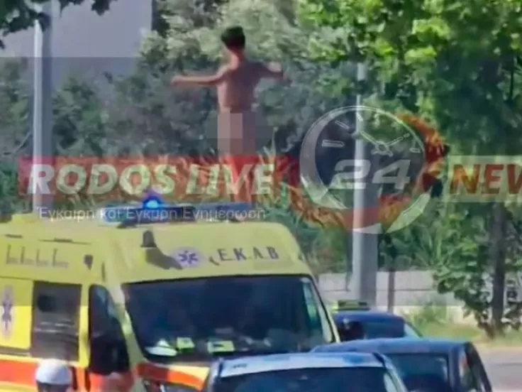 Ρόδος: Ολόγυμνος τουρίστας σκαρφάλωσε ασθενοφόρο και «βούτηξε» στην άσφαλτο (Βίντεο)