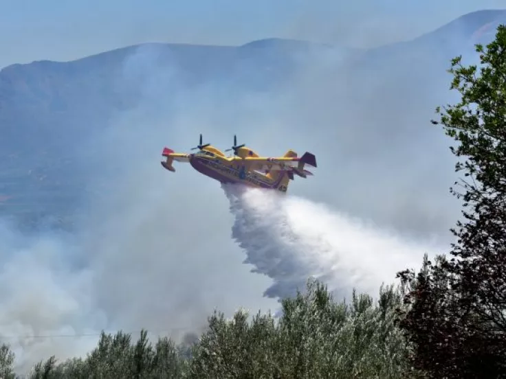 Συναγερμός στην Πάρο: Φωτιά κοντά σε σπίτια στο Καμπί 
