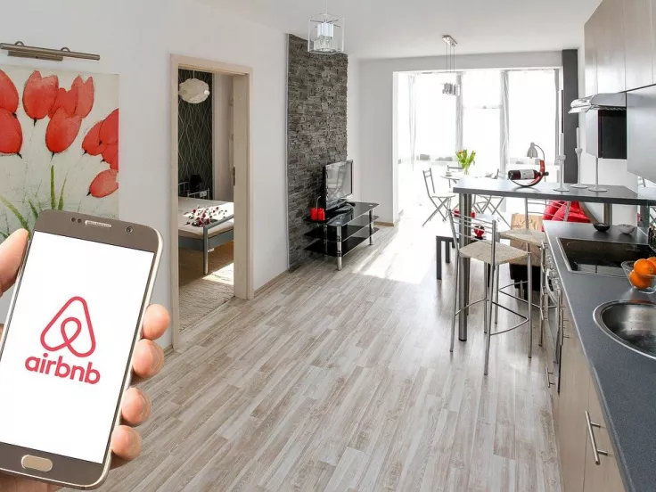 Airbnb: Πότε μπορεί να απαγορευτεί η βραχυχρόνια μίσθωση σε πολυκατοικία