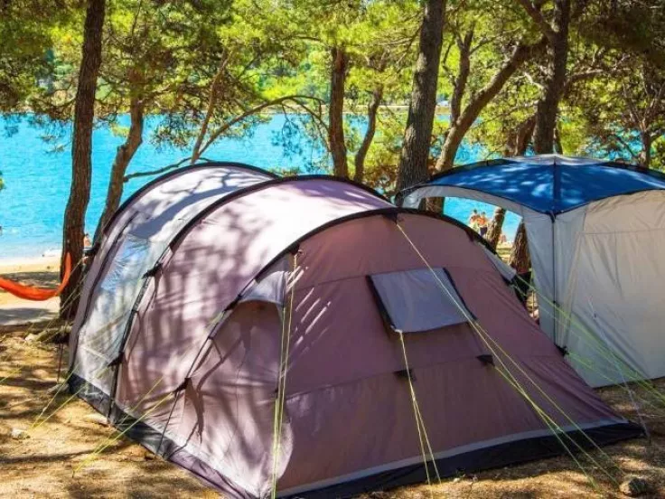 Ελεύθερο κάμπινγκ: Τα πρόστιμα που «καίνε» το καλοκαίρι – Τι ισχύει για σκηνές και αυτοκινούμενα