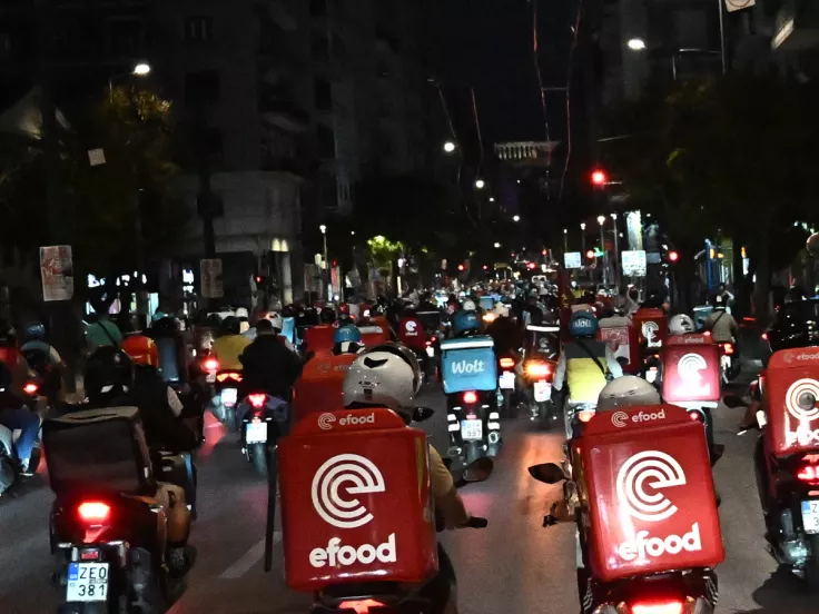 Διανομείς efood: Στάση εργασίας στις 19 Ιουλίου - «Στον τελικό του Μουντιάλ θα παίξουμε για την δική μας φανέλα: την αξιοπρέπειά και την δικαιοσύνη στην εργασία»