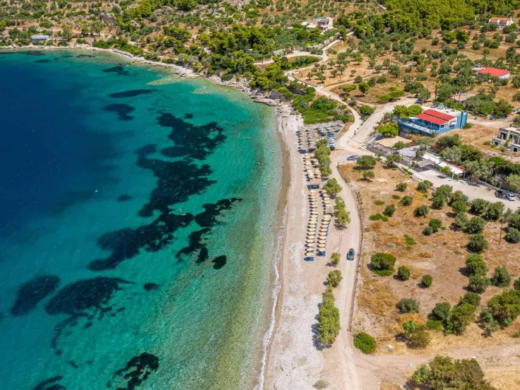 Κορινθία: Οι παραλίες με τα γαλαζοπράσινα νερά που θυμίζουν Κυκλάδες