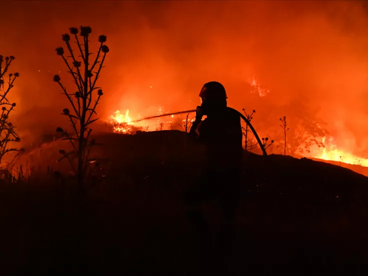 Φωτιά στο Ωραιόκαστρο: Παράγονται τοξικές και καρκινογόνες ουσίες - Το νέφος έφτασε στην Αττική