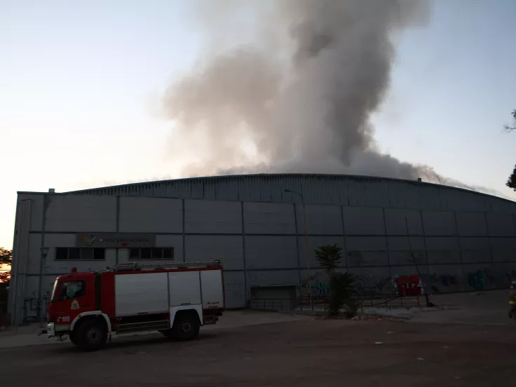 Φωτιά στο Badminton: Υπό μερικό έλεγχο η πυρκαγιά - Μεγάλες φθορές