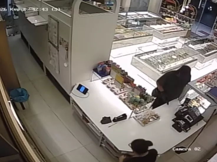 Νίκαια: Υπάλληλος ζαχαροπλαστείου όρμησε με σφουγγαρίστρα σε ένοπλο ληστή (βίντεο)