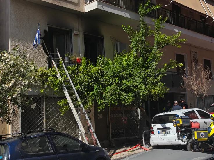 Φωτιά σε διαμέρισμα στα Πατήσια: Νεκρή μια ηλικιωμένη - Στο νοσοκομείο ο συζυγός της