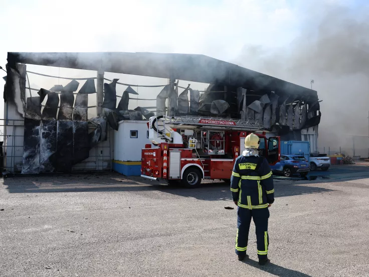 Φωτιά στον Ασπρόπυργο: Σε σοβαρή κατάσταση στις ΜΕΘ οι τρεις εργαζόμενοι - Ποινικές διώξεις στους δύο συλληφθέντες