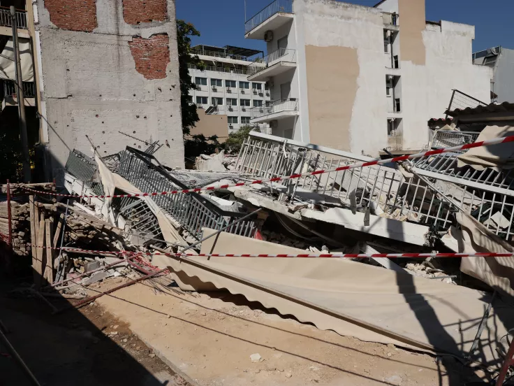 Κατάρρευση πολυκατοικίας στα Πετράλωνα: Έκτακτη σύσκέψη στην Εισαγγελία για την απομάκρυνση των μπάζων