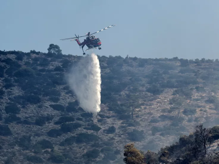 Και στα δύο μέτωπα καίγονται εκτάσεις με χαμηλή βλάστηση