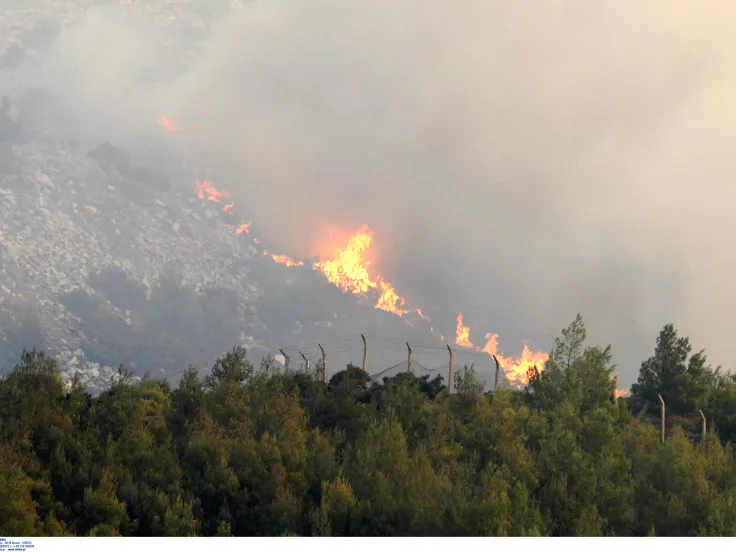 Φωτιά στη Δυτική Αττική: Νέα αναζωπύρωση στη Λούμπα Μεγάρων – Μάχη με τις φλόγες (βίντεο)