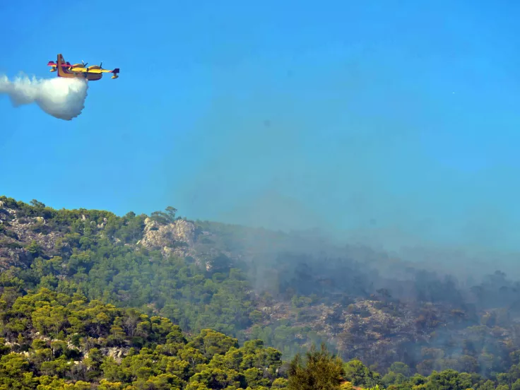Μαίνεται η φωτιά στα Γρεβενά: Στη «μάχη» 40 πυροσβέστες και δύο ελικόπτερα