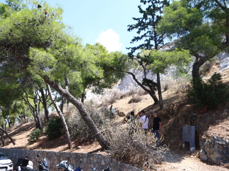 Λυκαβηττός: Σε 57χρονη από την Κυψέλη ανήκει η σορός που βρέθηκε σε σπηλιά