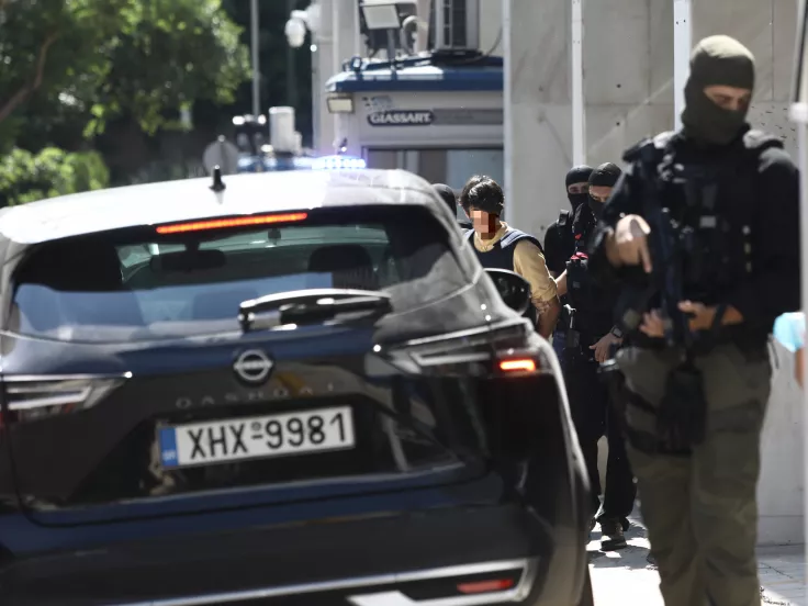 Στην Εισαγγελία η 46χρονη για τη Marfin – Πέρασε το βράδυ στη ΓΑΔΑ