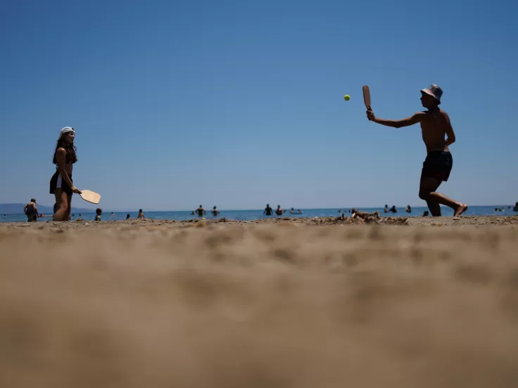 Ρακέτες και SUP στην παραλία: Πότε πέφτουν πρόστιμα έως 1.000 ευρώ